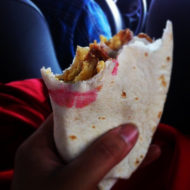 te comes el 80% de tu pintalabios