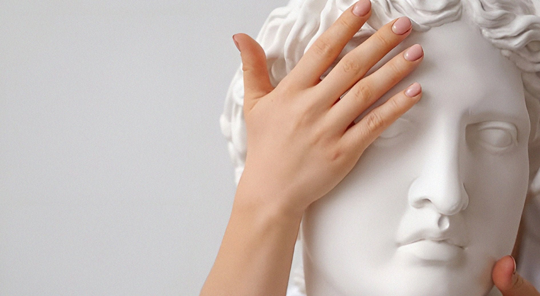 Lo que nunca haría un dermatólogo con su piel (y tú tampoco deberías)