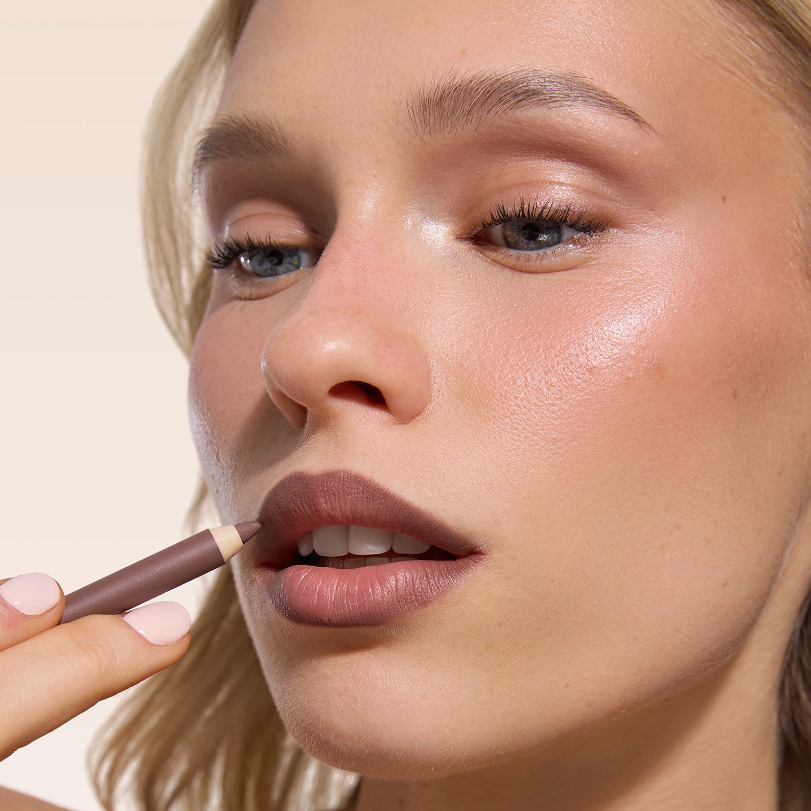 Lápiz de labios Perfilado Sedoso - Saigu Cosmetics